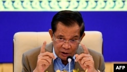 រូបឯកសារ៖ លោកនាយករដ្ឋមន្ត្រី ហ៊ុន សែន ថ្លែងនៅក្នុងសន្និសីទសារព័ត៌មានមួយ នៅវិមានសន្តិភាព រាជធានីភ្នំពេញ កាលពីថ្ងៃទី ១៧ ខែកញ្ញា ឆ្នាំ ២០២១។