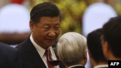 资料照：中共领导人习近平在访问河内期间与越共总书记阮富仲（中间白发者）交谈。（2017年11月12日）