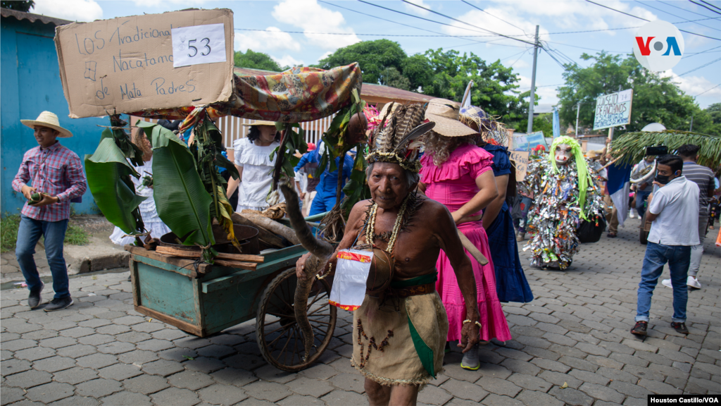 Las personas acuden este domingo a la ciudad de Masaya para participar en el tradicional "Torovenado". Foto VOA