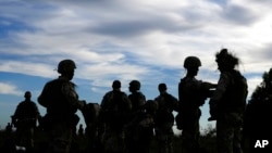 El personal ucraniano participa en un entrenamiento en una base militar con las Fuerzas Armadas del Reino Unido en el sur de Inglaterra, el 12 de octubre de 2022.