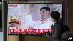 Una pantalla de televisión que muestra un programa de noticias sobre el lanzamiento de misiles de Corea del Norte con imágenes de archivo del líder norcoreano Kim Jong Un, se ve en la estación de tren de Seúl en Seúl, Corea del Sur, el jueves 6 de octubre de 2022.