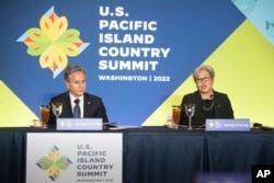 រូបឯកសារ៖ ប្រធាន​មជ្ឈមណ្ឌល East-West Center អ្នកស្រី Suzanne Puanani Vares-Lum (ឆ្វេង) ថ្លែង​សុន្ទរកថា​នៅ​ឯ​កិច្ចប្រជុំ​កំពូល​សហរដ្ឋ​អាមេរិក​-ប្រទេស​នៅ​តំបន់ប៉ាស៊ីហ្វិក ជាមួយ​នឹង​រដ្ឋមន្ត្រី​ការបរទេស​សហរដ្ឋ​អាមេរិកលោក Antony Blinken ក្រសួង​ការបរទេស​សហរដ្ឋ​អាមេរិក ថ្ងៃទី ២៨ ខែកញ្ញា ឆ្នាំ២០២២។