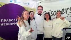 Líderes del grupo Centro para las Libertades Civiles reaccionaron en Kiev, Ucrania, el 7 de octubre del 2022, tras conocer la noticia de que recibieron el Premio Nobel de Paz. (AP Foto/Efrem Lukatsky)