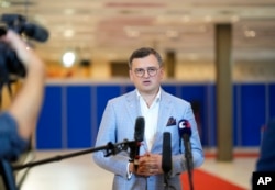 រូបឯកសារ៖ រដ្ឋមន្ត្រី​ការបរទេស​អ៊ុយក្រែន​លោក Dmytro Kuleba ថ្លែង​ទៅ​កាន់​អ្នក​សារព័ត៌មាន​នៅ​ឯ​ជំនួប​ជាមួយ​នឹង​រដ្ឋមន្ត្រី​ការបរទេស​សហភាព​អឺរ៉ុប​ និង​ប្រទេស​ឆែក ថ្ងៃទី ៣១ ខែសីហា ឆ្នាំ២០២២។