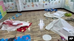 ក្រណាត់គ្របសាកសពជនរងគ្រោះជាកុមារនៅមណ្ឌលថែទាំកុមារទីដែលរងការវាយប្រហារកាលពីថ្ងៃទី៦ ខែតុលា ឆ្នាំ២០២២ នៅក្រុង Nongbua Lamphu ប្រទេសថៃ។ (រូបថា AP)