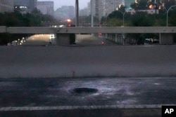 北京海淀區四通橋2022年10月13日有人懸掛要求習近平下台的橫幅。互聯網監管人員迅速刪除在社交媒體平台廣泛傳播的橫幅照片。圖為橋上被清理後留下的燃燒痕跡。