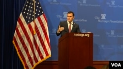 共和党联邦众议员加拉格尔（Rep. Mike Gallagher, R-WI）2022年10月18日在传统基金会发表演说。（美国之音记者李逸华拍摄）