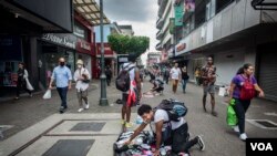 Nicaragüenses trabajan en la avenida central de San José, Costa Rica, en labores de comercio formal e informal. [Oscar Navarrete/VOA- LA PRENSA]