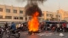 Una foto obtenida por AFP fuera de Irán muestra a un grupo de personas alrededor de una moto incendiada en Teherán el 8 de octubre de 2022.
