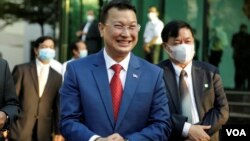 រូប​ឯកសារ៖ លោក ​ឌិត ទីណា ​​រដ្ឋ​មន្ត្រី​ថ្មី​នៃ​​​ក្រសួង​​កសិ​កម្ម​ ញញឹម​ទៅ​កាន់​រដ្ឋ​មន្ត្រី​​​ក្រសួង​ផ្សេង​ទៀត​ដែល​បាន​ចូល​រួម​ពិធី​ផ្ទេរ​តំណែង​ដល់​រូប​លោក​​​​នៅ​​ទីស្តី​ការ​ក្រសួង​កសិ​កម្ម​រុក្ខា​ប្រមាញ់ និង​នេសាទ​នៅថ្ងៃ​ទី​១៧ ខែ​តុលា ឆ្នាំ​២០២២​។ (លាស់ លីបលីប/វីអូអេ)