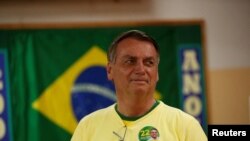 El presidente y candidato presidencial de Brasil, Jair Bolsonaro, vota durante la segunda vuelta de las elecciones presidenciales, en Río de Janeiro, Brasil, el 30 de octubre de 2022.
