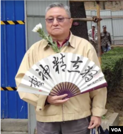 清華大學校友、《進出中組部》作者閻淮 （美國之音葉兵拍攝）