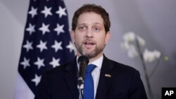 រូបឯកសារ៖ ទីប្រឹក្សាសន្តិសុខរងរបស់សេតវិមានលោក Jon Finer ថ្លែង​ក្នុង​ទីក្រុងបូហ្គោតា ប្រទេស​កូឡុំប៊ី កាលពីថ្ងៃទី២២ ខែកក្កដា ឆ្នាំ២០២២។ លោក Jon Finer ស្ថិត​ក្នុង​ចំណោម​មន្ត្រី​អាមេរិក​ដែល​ចូលរួមពិភាក្សាអំពីបញ្ហាសន្តិសុខ និង​ការទូត​ជាមួយ​សមភាគី​តៃវ៉ាន់ នៅថ្ងៃទី២១ ខែកុម្ភៈ ឆ្នាំ២០២៣។