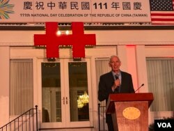 美國在台協會理事主席莫健2022年10月5日在駐美國台北經濟文化代表處於華盛頓西北區雙橡園舉行的慶祝雙十酒會中發表講話。(美國之音鍾辰芳拍攝）