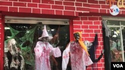 Exhibición de artículos de decoración de Halloween, en Caracas. [Foto: Carolina Alcalde, VOA]
