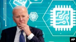 美國總統拜登在白宮出席一個推動“芯片法”的活動。 （資料照片，2022年3月9日）