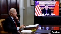 រូបឯកសារ៖ ប្រធានាធិបតី​អាមេរិក​លោក ​Joe Biden ​ពិភាក្សា​​តាម​អនឡាញ​​ពី​សេតវិមាន ជាមួយ​សមភាគី​ចិន​របស់​លោក​គឺ​លោក ​Xi Jinping កាល​ពី​​ថ្ងៃ​ទី​១៥ ខែ​វិច្ឆិកា ឆ្នាំ​២០២១។