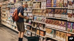 Un hombre compra en un supermercado en Nueva York, 27 de julio de 2022. 