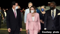 2022年8月2日晚，台灣外交部長吳釗燮（左）在松山機場迎接到訪的美國國會眾議院議長佩洛西（中）。