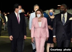 2022年8月2日晚，台灣外交部長吳釗燮（左）在松山機場迎接到訪的美國國會眾議院議長佩洛西（中）。