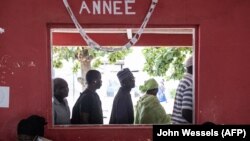 Les gens font la queue devant leur bureau de vote dans le quartier populaire de Ngor à Dakar le 31 juillet 2022, alors que le vote commence aux élections législatives sénégalaises.