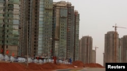 资料照：中国内蒙古鄂尔多斯市的烂尾楼 （2011年5月11日）