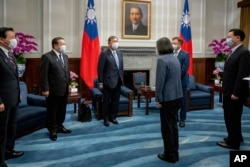 2022年7月28日，台灣總統蔡英文在台北的總統府會晤由日本前防務大臣石破茂率領的一個日本國會跨黨派議員代表團。照片由台灣總統府拍攝，美聯社提供）