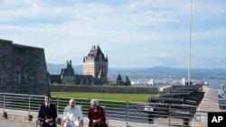 El papa Francisco está flanqueado por el primer ministro canadiense Justin Trudeau, a la izquierda, y la gobernadora general Mary Simon, en la Ciudadela de Quebec, el miércoles 27 de julio de 2022.