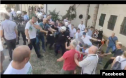 Građani u sukobu sa pripadnicima obezbeđenja i policijom ispred Skuopštine Vojvodine, pred usvajanje Gradskog urbanističkog plana, 21. jula 2022. (Fejsbuk stranica "Ne davimo Beograd", greb video snimka)