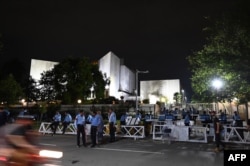 Policemen stand guard outside the Supreme Court in Islamabad on July 26, 2022, after Pakistan's top court declared former Pakistan's Prime Minister Imran Khan's candidate should be next Chief Minister of Punjab province.