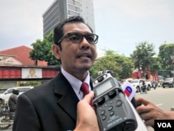 លោក ​ហ៊ុន កុសល​ អ្នកគាំទ្រ​ដែលមាន​ភក្តីភាព​នឹង​លោក ​កឹម សុខា ផ្តល់​បទសម្ភាសន៍​ជាមួយ​ក្រុម​អ្នកកាសែត​ នៅមុខ​សាលាដំបូង​រាជធានី​ភ្នំពេញ ថ្ងៃទី​២៧​ ខែកក្កដា​ ឆ្នាំ​ ២០២២។​ (ហ៊ុល រស្មី/វីអូអេ)​