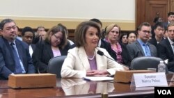 2019年6月4日，美国众议院议长佩洛西（House Speaker Nancy Pelosi, D-CA）出席天安门事件30周年听证会。（美国之音记者李逸华拍摄）