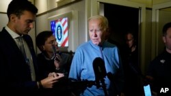 El presidente de Estados Unidos, Joe Biden, habla con periodistas a bordo del avión presidencial Air Force One durante una parada para repostar combustible en la base aérea de Ramstein en Alemania el 18 de octubre de 2023, mientras viaja de regreso de Israel a Washington.