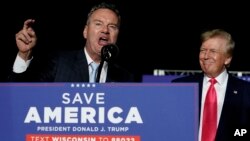 ARHIVA - Republikanski kandidat za guvernera Viskonsina Tim Majklsa govori dok bivši predsednik Donald Tramp sluša, na mitingu u Vakeši, 5. avgusta 2022.