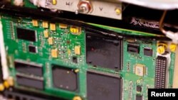 Radio altimeter berisi chip Altera, yang digunakan dalam rudal Kalibr dan 9M727 Iskander Rusia, dikumpulkan dari medan perang oleh militer Ukraina dan dipresentasikan oleh pejabat keamanan senior Ukraina, di Kyiv, Ukraina, 19 Juli 2022. (REUTERS/Valentyn Ogirenko)