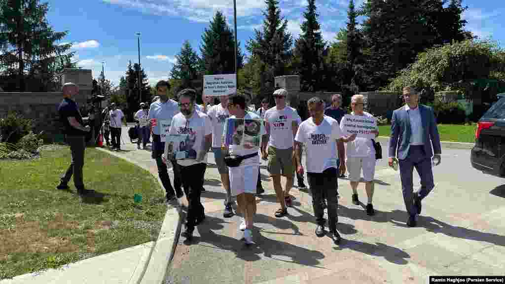 حامد اسماعیلیون، &zwnj;سخنگوی انجمن خانواده&zwnj;های جان&zwnj;باختگان پرواز پی اس ۷۵۲ در سخنرانی خود پیش از آغاز راهپیمایی برای دادخواهی گفت: &laquo;۳۱ ماه است با نامردمی یک حکومت ستمگر و نابکار، مبارزه می&zwnj;کنیم و تا پایان این راه ادامه خواهیم داد.&raquo;&nbsp; (عکس&zwnj;: صدای آمریکا)