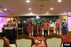 ក្រុម​យុវជន​ជនជាតិ​ដើមភាគ​តិចអាន​សេចក្តី​ថ្លែងការណ៍​រួមរបស់​ជនជាតិ​ដើម​ភាគ​តិច ក្នុងទិវា​អន្តរជាតិ​ជនជាតិ​ដើម​ភាគ​តិចពិភព​លោក នៅ​ថ្ងៃទី​៩ ខែសីហា​ ឆ្នាំ​២០២២។ (កាន់ វិច្ឆិកា/វីអូអេ)