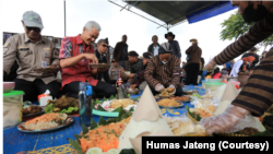 Masyarakat Giripurno, Kabupaten Temanggung, menggelar acara Wiwitan Tembakau yang menandai masa panen raya bersama Gubernur Jawa Tengah Ganjar Pranowo (kedua dari kiri) pada 9 Agustus 2022. (Foto: Humas Jateng)