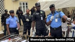 Lokacin da 'yan sandan Najeriya suka baje makamai tare da gabatar da wasu mutane da ake zargi da ayyukan ta'addanci a Abuja, babban birnin Najeriya. (Shamsiyya Hamza Ibrahim VOA)