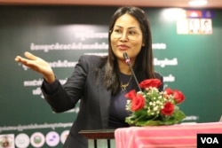 កញ្ញា បុណ្យ​ រចនា នាយិកា​អង្គការ​ក្លាហាន ថ្លែង​ក្នុងទិវា​អន្តរជាតិ​ជនជាតិ​ដើម​ភាគ​តិចពិភព​លោក នៅ​ថ្ងៃទី​៩ ខែសីហា​ ឆ្នាំ​២០២២។ (កាន់ វិច្ឆិកា/វីអូអេ)