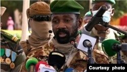 En août, Human Rights Watch avait dénoncé les "détentions et harcèlement de critiques présumés" depuis l'arrivée au pouvoir des autorités militaires.