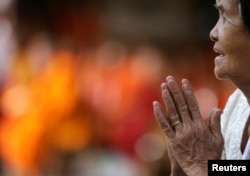 រូបឯកសារ៖ ស្ត្រីវ័យចំណាស់ម្នាក់បន់ស្រន់ក្នុងពេលចូលរួមពិធីរំឭកវិញ្ញាណក្ខន្ធរបស់ជនរងគ្រោះនៃរបបខ្មែរក្រហម នៅមជ្ឈមណ្ឌលប្រល័យពូជសាសន៍ជើងឯក រាជធានីភ្នំពេញ កាលពីថ្ងសទី ២០ ខែឧសភា ឆ្នាំ ២០១៨។