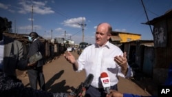 Seneta Chris Coons, ambaye aliongoza ujumbe wa wabunge na maseneta wa Marekani, akizungumza na Associated Press, baada ya kuitembelea zahanati ya Tabitha Medical Clinic katika kitongoji cha Kibera mjini Nairobi, Agosti 18, 2022.