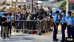 大批記者在高等法院外採訪何俊仁獲准保釋。(美國之音湯惠芸)