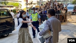 前屯門區議員朱順雅迎接何俊仁離開高等法院。(美國之音湯惠芸)