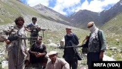 شماری از افراد مسلح ضد طالبان در یکی از ولسوالی های سه گانهٔ اندراب