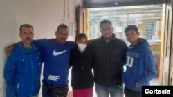 Leonardo Jose Cortéz Mora, segundo de derecha a izquierda, posa junto a sus familiares venezolanos que sobrevivieron al accidente en Nicaragua. [Foto: Cortesía]