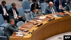 Mwakilishi wa kudumu wa Ukraine Umoja wa Mataifa (kushoto) Sergiy Kyslytsya na Balozi wa Russia UN, Vasily Nebenzya (kulia) wakihudhuria mkutano wa Baraza Kuu la Usalama August 23, 2022 ulioitishwa na Russia kujadili hatari ya kinu cha nyuklia cha Zaporizhzhya.