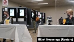 Abanyagihugu bariko baratora muri Georgia.