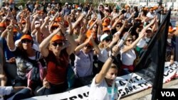 Trabajadores ferroviarios, periodistas y otros trabajadores de distintos sectores laborales de Grecia abandonaron sus puestos de trabajo.